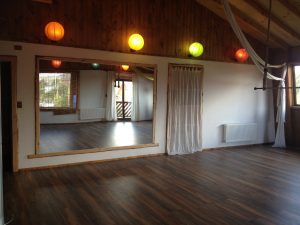 arriendo-sala-consulta-terapias-salon-clases-pucon salon-arriendo-clases-yoga-danza-terapias-pucon